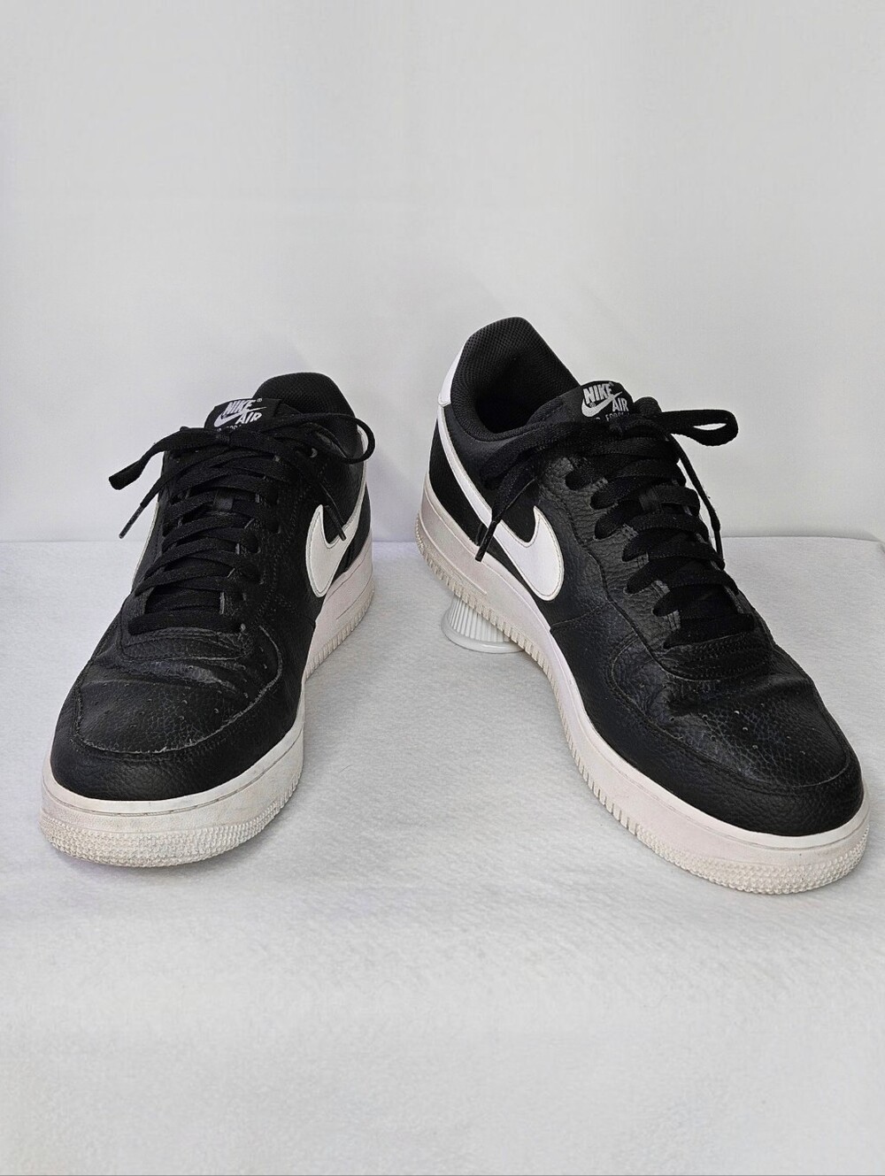 Nike Men's 13 Sneakers Air Force 1 '07 Black White Pebbled Leather Cushioned